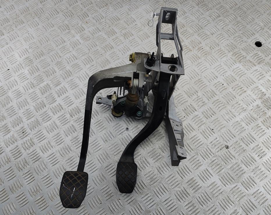 узел педальный (блок педалей) Volkswagen Passat B5 1999, 1.8 л., бензин, МКПП, красный, универсал, 8D1721117K