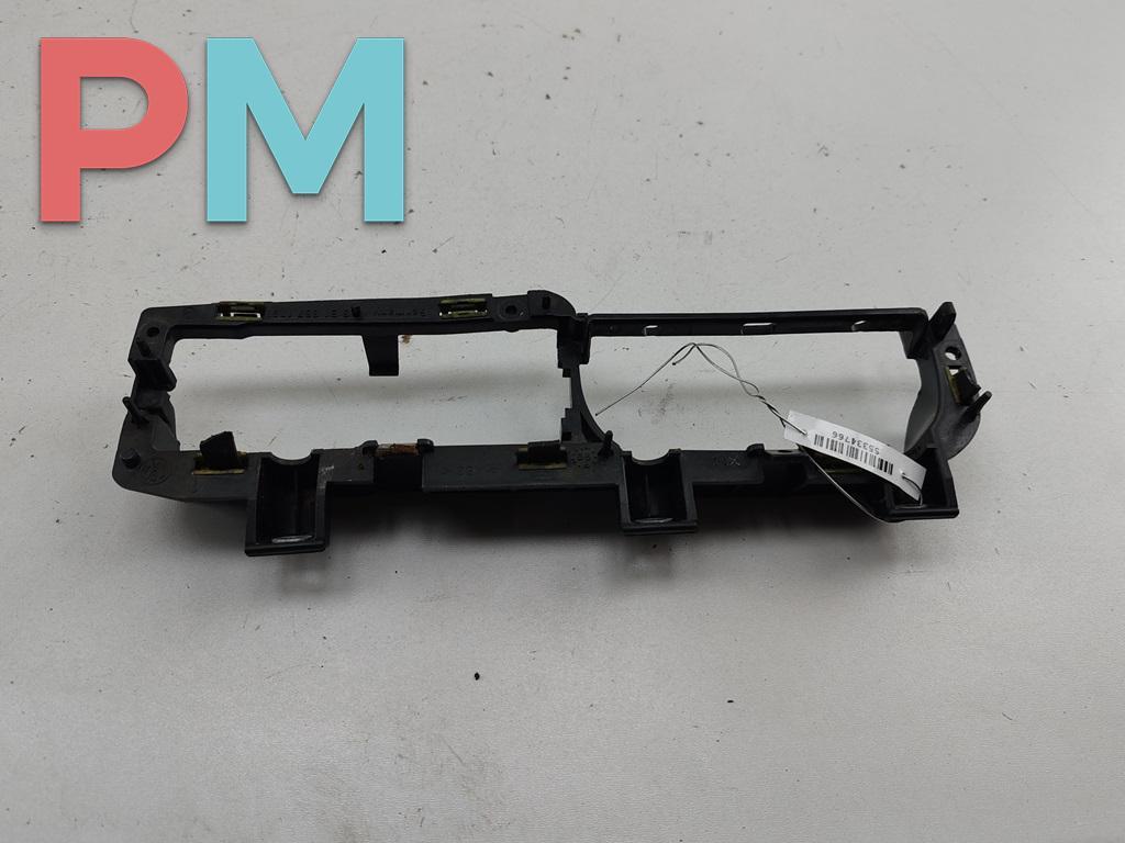Корпус (держатель) ручки двери передней левой Volkswagen Passat B5 1999, 1.8 л., бензин, МКПП, красный, универсал, 3B1867179B - фото №1