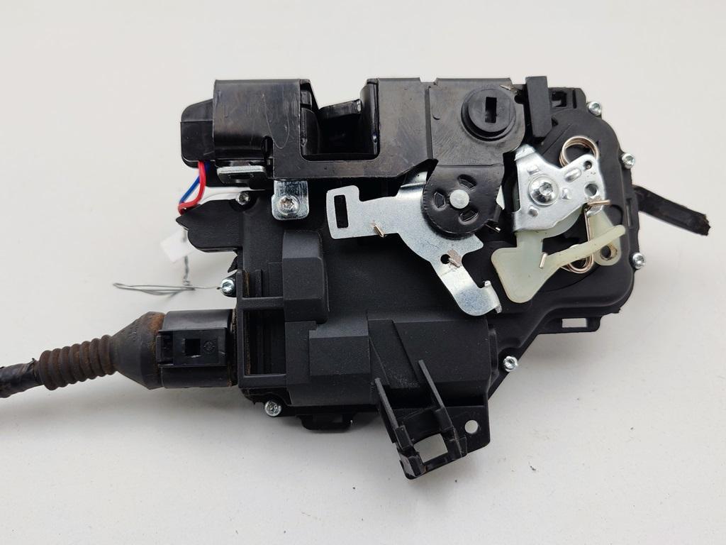 замок двери задней левой Volkswagen Passat B5 1997, 1.8 л., бензин, МКПП, чёрный, универсал