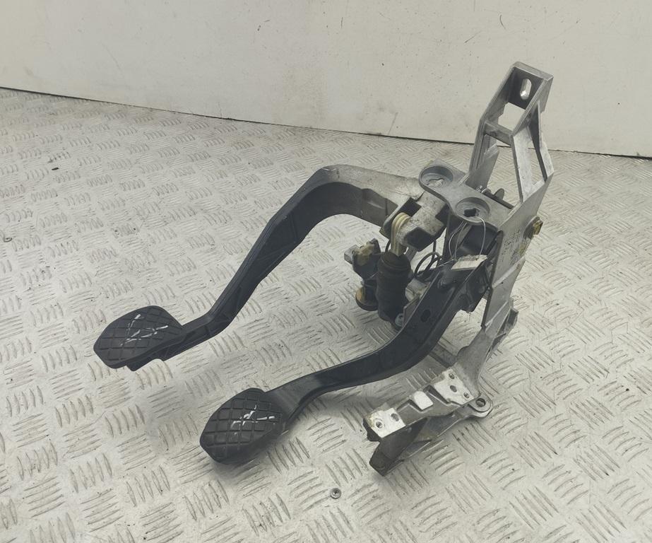 узел педальный (блок педалей) Volkswagen Passat B5+ (GP) 2003, 1.6 л., бензин, МКПП, чёрный, универсал, 8D1721117N