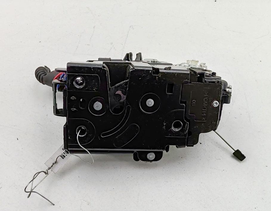 замок двери передней правой Volkswagen Passat B5 1997, 1.8 л., бензин, МКПП, чёрный, универсал
