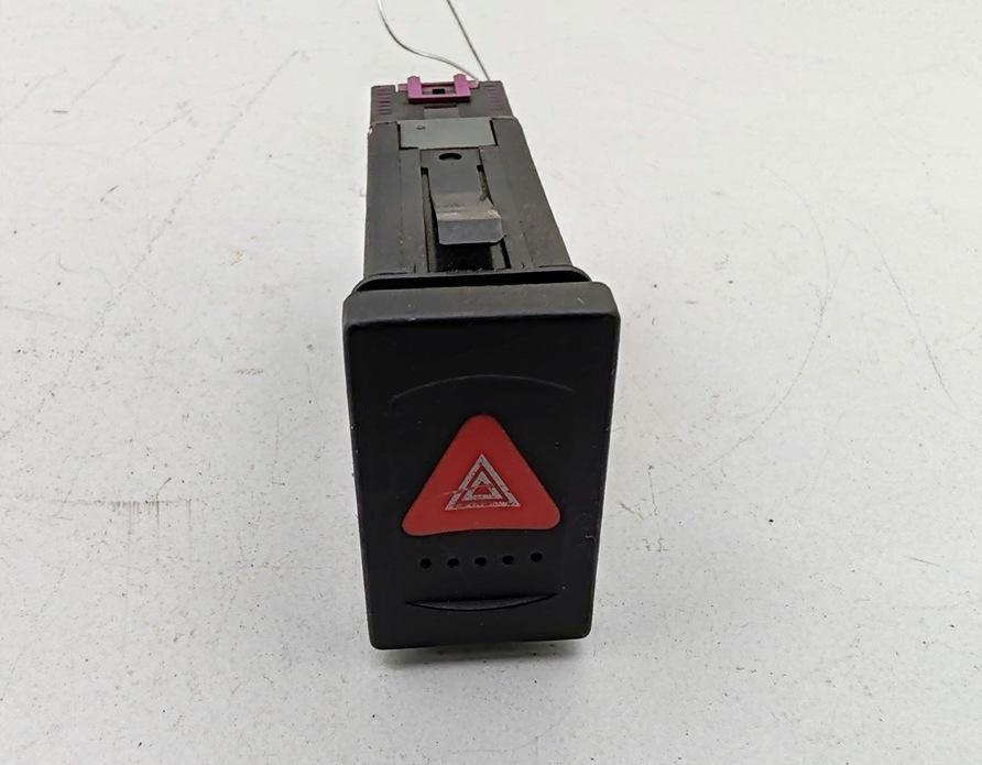 кнопка аварийной сигнализации Volkswagen Passat B5 1997, 1.8 л., бензин, МКПП, чёрный, универсал, 3B0953235B - фото №1