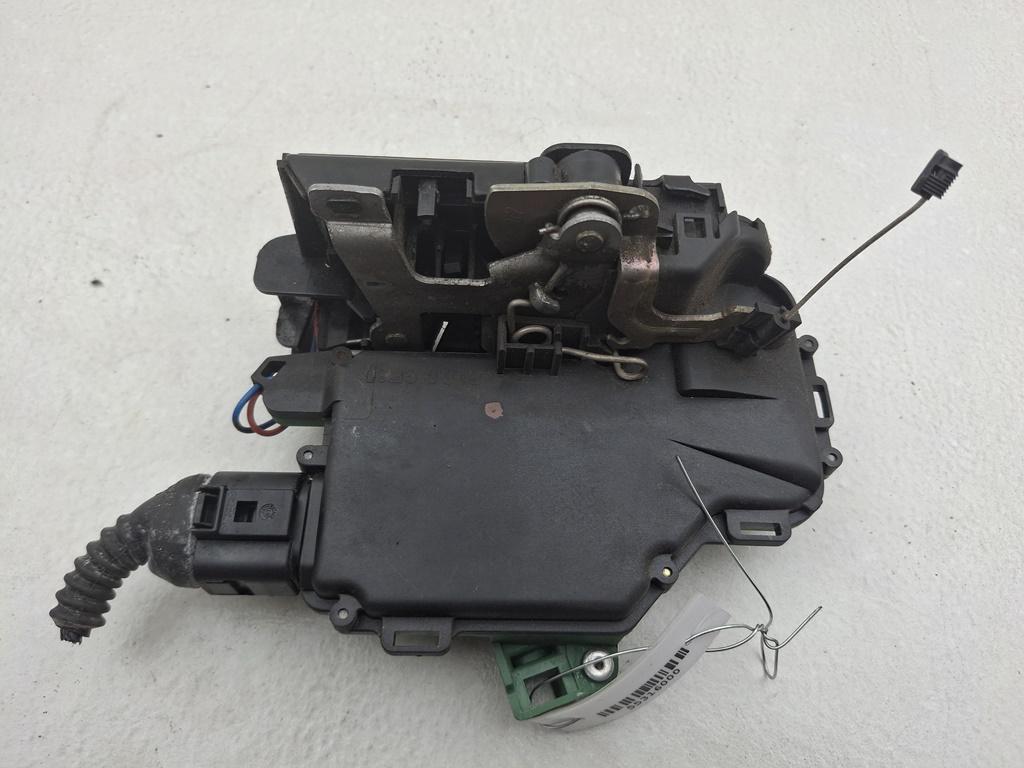 замок двери передней правой Volkswagen Passat B5+ (GP) 2002, 1.9 л., дизель, МКПП, чёрный, универсал