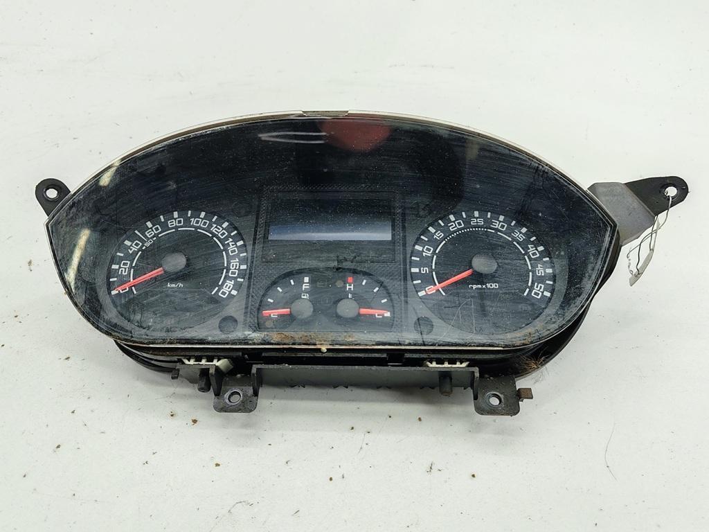 приборная панель IVECO Daily 2007, 2.3 л., дизель, МКПП, красный, микроавтобус, 69500156