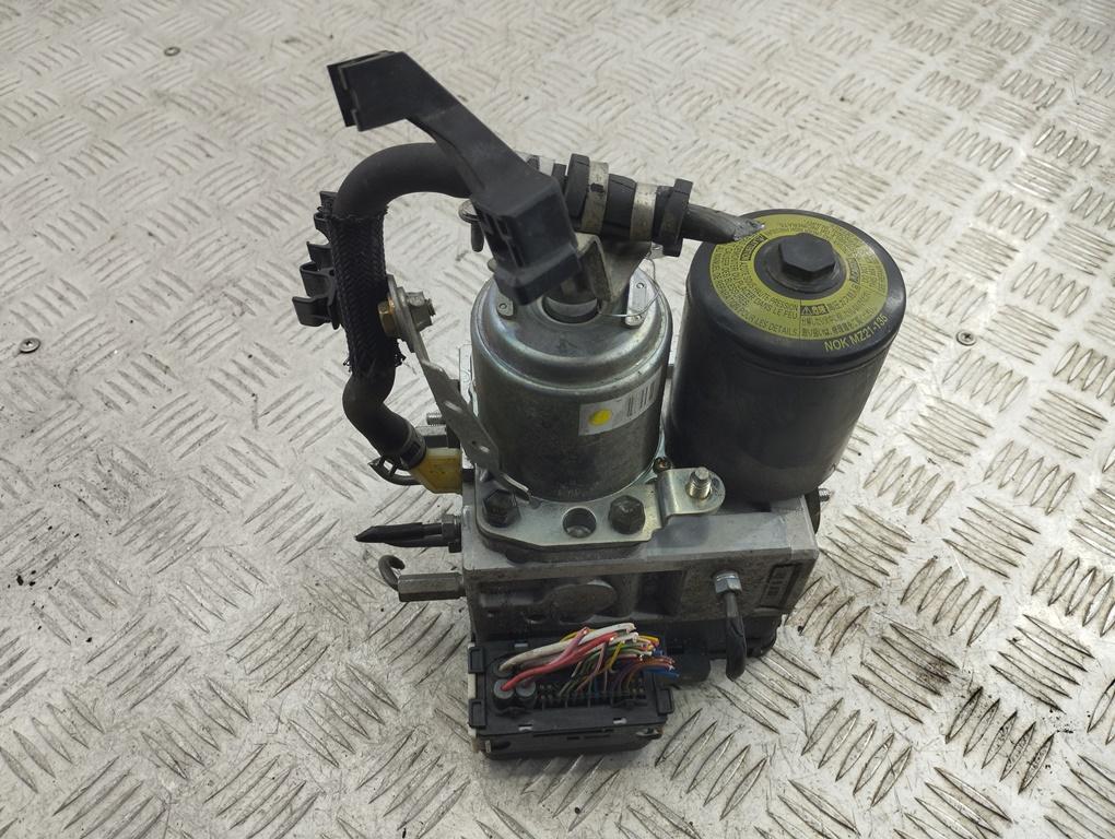 блок ABS Toyota Prius 2 поколение 2005, 1.5 л., гибрид, АКПП, серый, хетчбэк 5 дв., 4451047050 - фото №1