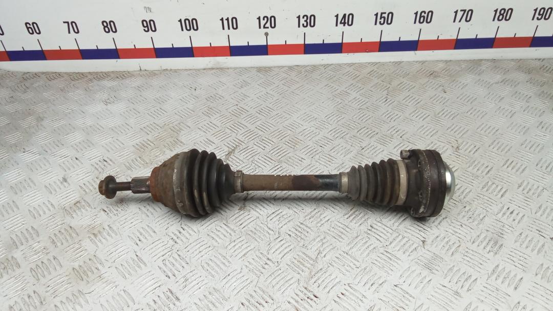 полуось передняя левая (приводной вал, ШРУС) Volkswagen Passat B8 2015, 2.0 л., TDi, дизель, МКПП, седан - фото №1