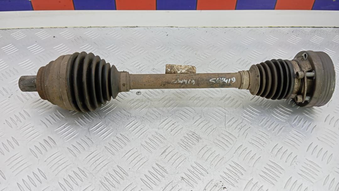 полуось передняя левая (приводной вал, ШРУС) Volkswagen Passat B8 2018, 1.6 л., дизель, МКПП, универсал - фото №1