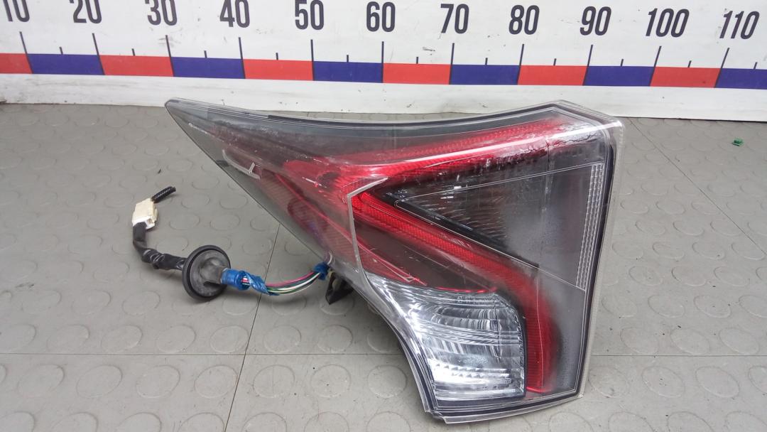 фонарь задний левый Toyota Prius 4 поколение 2018, 1.8 л., гибрид, АКПП, хетчбэк 5 дв. - фото №1