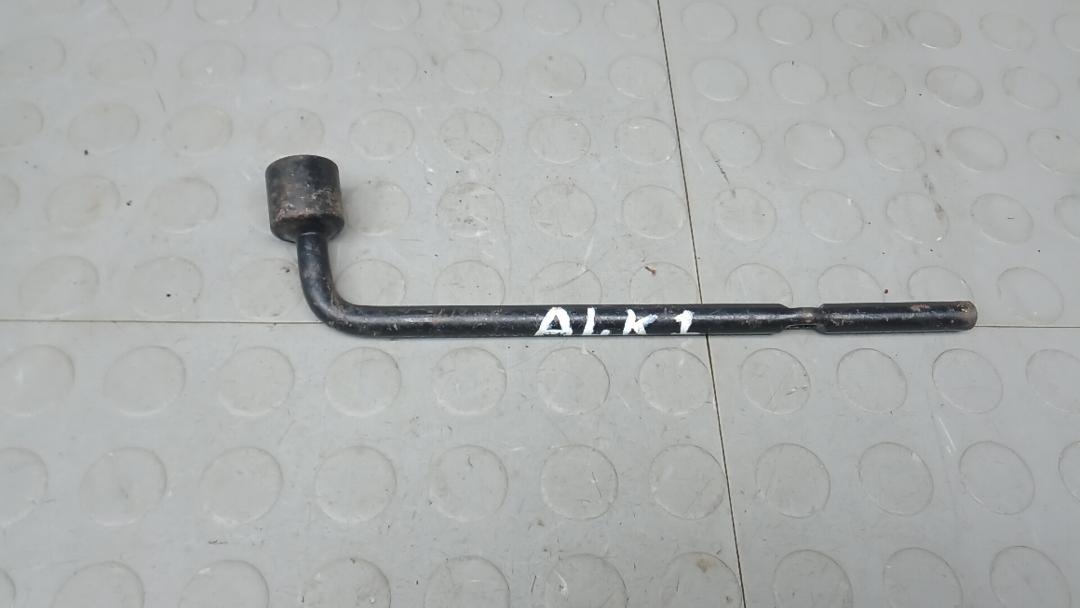 ключ колесный (балонный) Nissan Qashqai 1 поколение 2008, 1.6 л., бензин, МКПП, внедорожник 5 дв. - фото №1