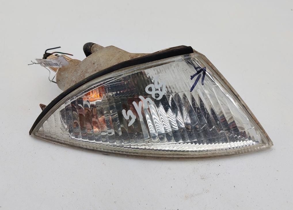 Поворотник (указатель поворота) правый Mitsubishi Carisma 1 поколение 1998, 1.6 л., бензин, МКПП, серый, хетчбэк 5 дв., 18-5147B - фото №1