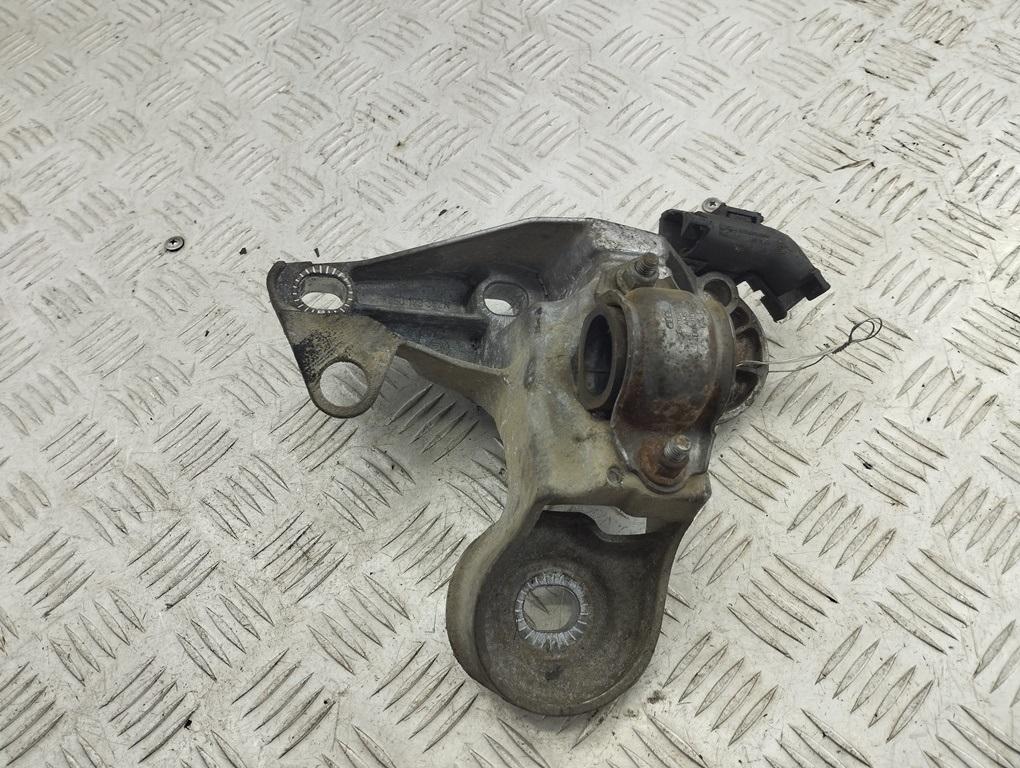 крепление стабилизатора / втулки стабилизатора Audi A4 B7 2006, 2.0 л., TFSI, бензин, МКПП, чёрный, универсал, 8E0199352N - фото №1