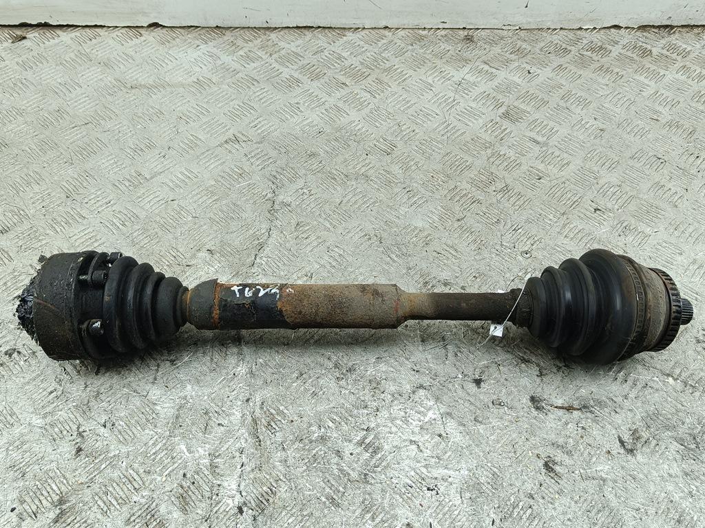 полуось передняя левая (приводной вал, ШРУС) Volkswagen Passat B5 1999, 1.6 л., бензин, МКПП, зелёный, универсал - фото №1