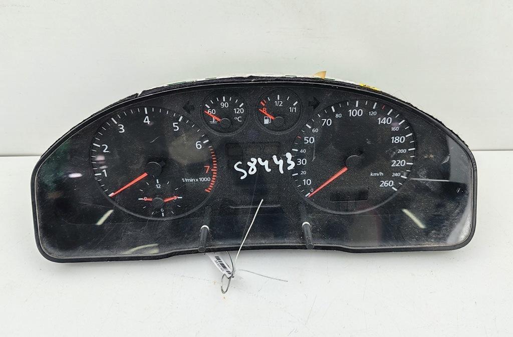 приборная панель Audi A4 B5 1998, 1.6 л., бензин, МКПП, серый, седан, 8D0919861C