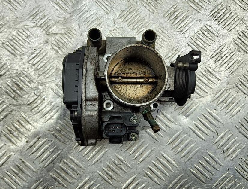 заслонка дроссельная Audi A4 B5 1998, 1.6 л., бензин, МКПП, серый, седан, 058133063H