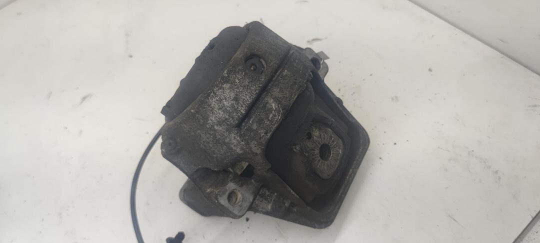 подушка крепления двигателя Audi A4 B8 2008, 2.0 л., дизель, МКПП, серый, универсал, 8K0399381