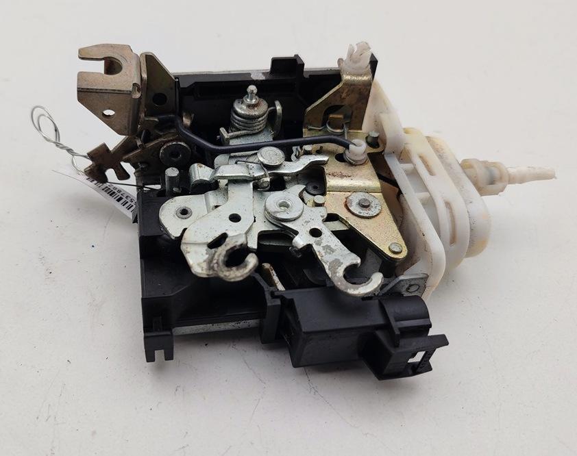 замок двери передней левой Audi A4 B5 1997, 1.8 л., Ti, бензин, МКПП, серый, универсал, 8D1837015F - фото №1
