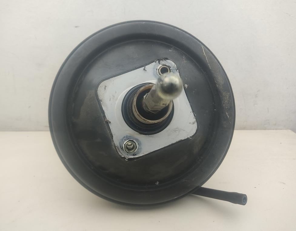 вакуумный усилитель тормозов Volkswagen Passat B5 1998, 1.8 л., бензин, МКПП, чёрный, универсал, 8D0612105G - фото №1