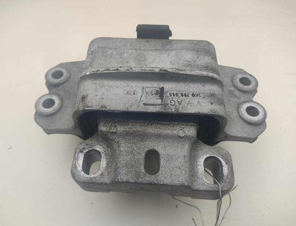 подушка крепления двигателя Volkswagen Jetta 5 поколение 2008, 1.9 л., дизель, МКПП, серый, седан, 1K0199555 - фото №1