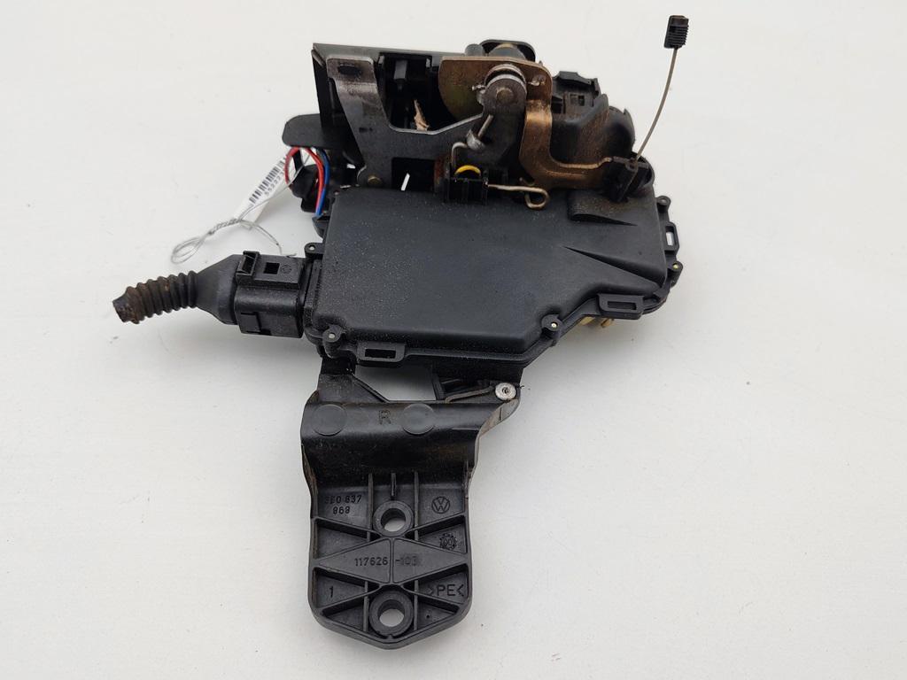 замок двери передней правой Volkswagen Passat B5+ (GP) 2001, 2.0 л., бензин, МКПП, синий, универсал, 3B1837016C
