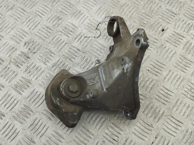 кронштейн КПП Volkswagen Passat B5 1998, 1.8 л., бензин, МКПП, чёрный, универсал, 8D0399114S - фото №1