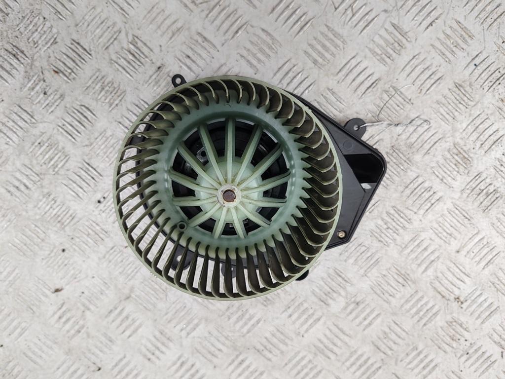 моторчик печки Volkswagen Passat B5+ (GP) 2001, 2.0 л., бензин, МКПП, синий, универсал, 8D1820021