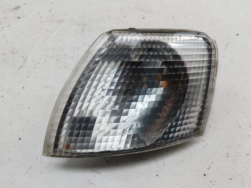 Поворотник (указатель поворота) левый Volkswagen Passat B5 1997, 1.8 л., бензин, МКПП, чёрный, универсал, 3B0953049C - фото №1