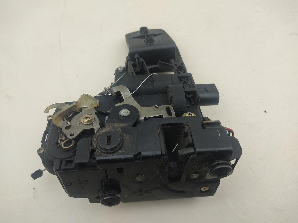 замок двери задней левой Volkswagen Passat B5 1997, 1.6 л., бензин, МКПП, зелёный, седан - фото №1