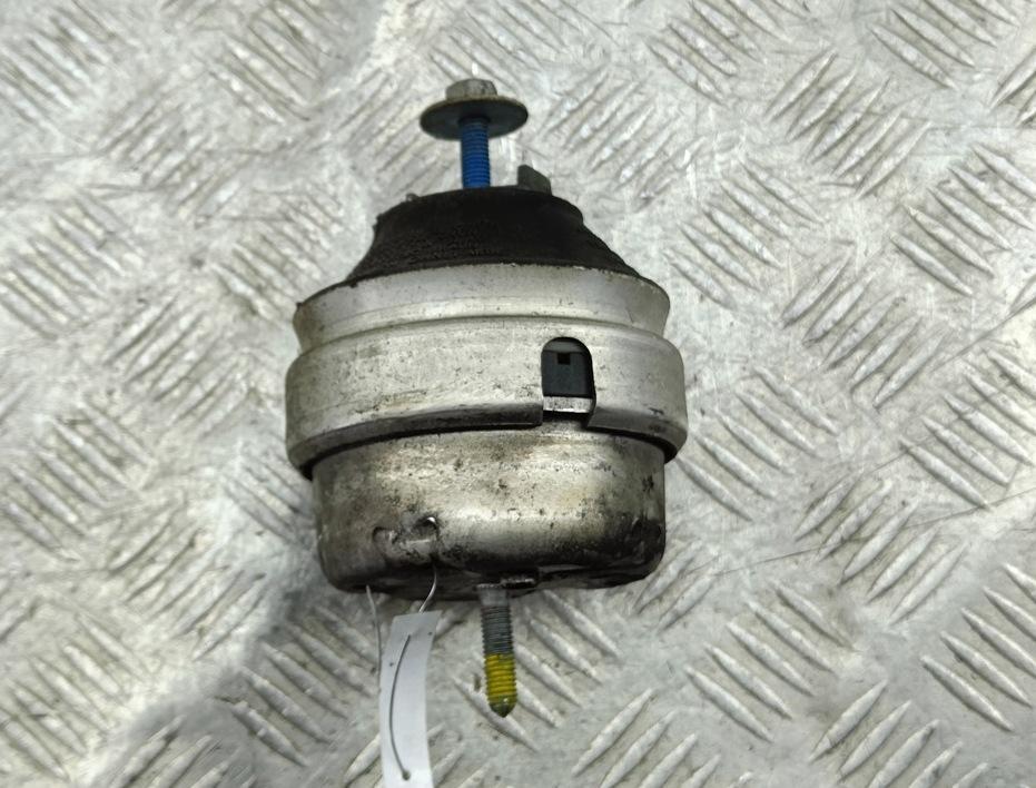 подушка крепления двигателя Audi A6 4B/C5 1998, 2.4 л., бензин, МКПП, серый, седан, 8D0199379J - фото №1