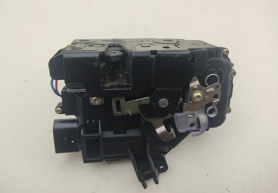 замок двери передней левой Audi A4 B6 2002, 2.0 л., бензин, МКПП, серый, универсал