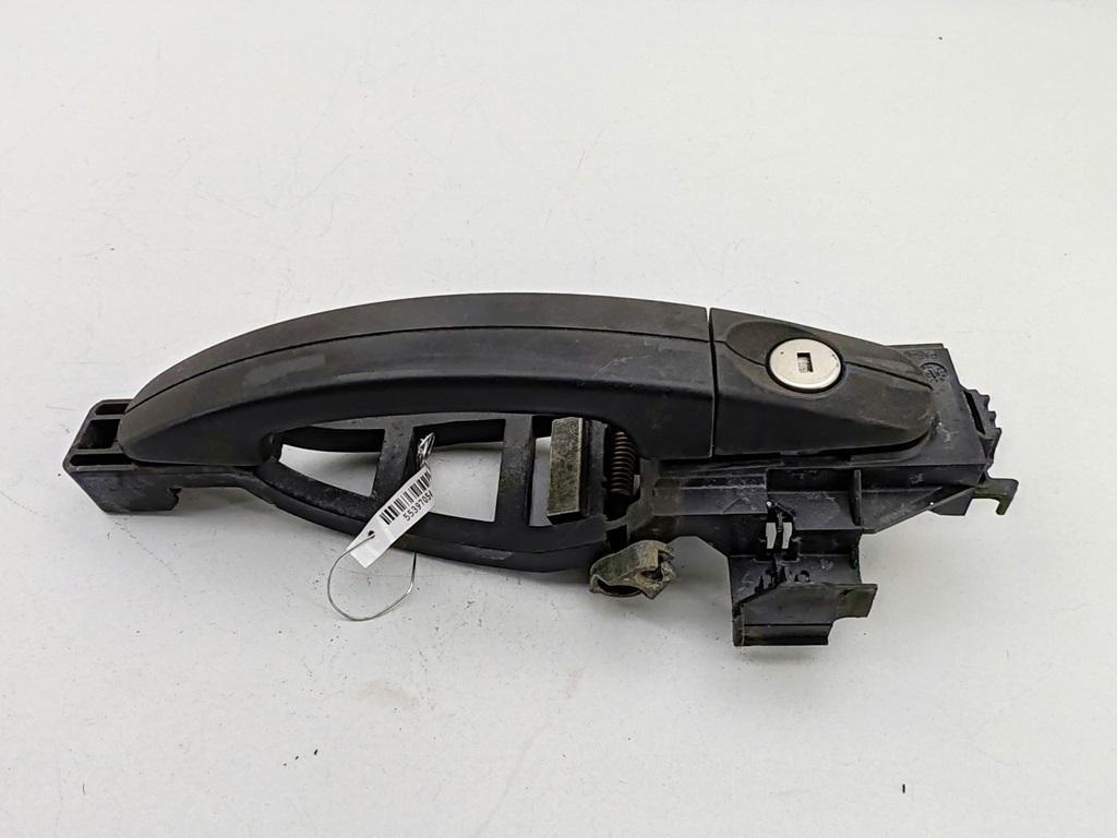 ручка наружная передняя левая Ford Focus 2 поколение 2005, 1.6 л., i, бензин, МКПП, серый, хетчбэк 3 дв. - фото №1