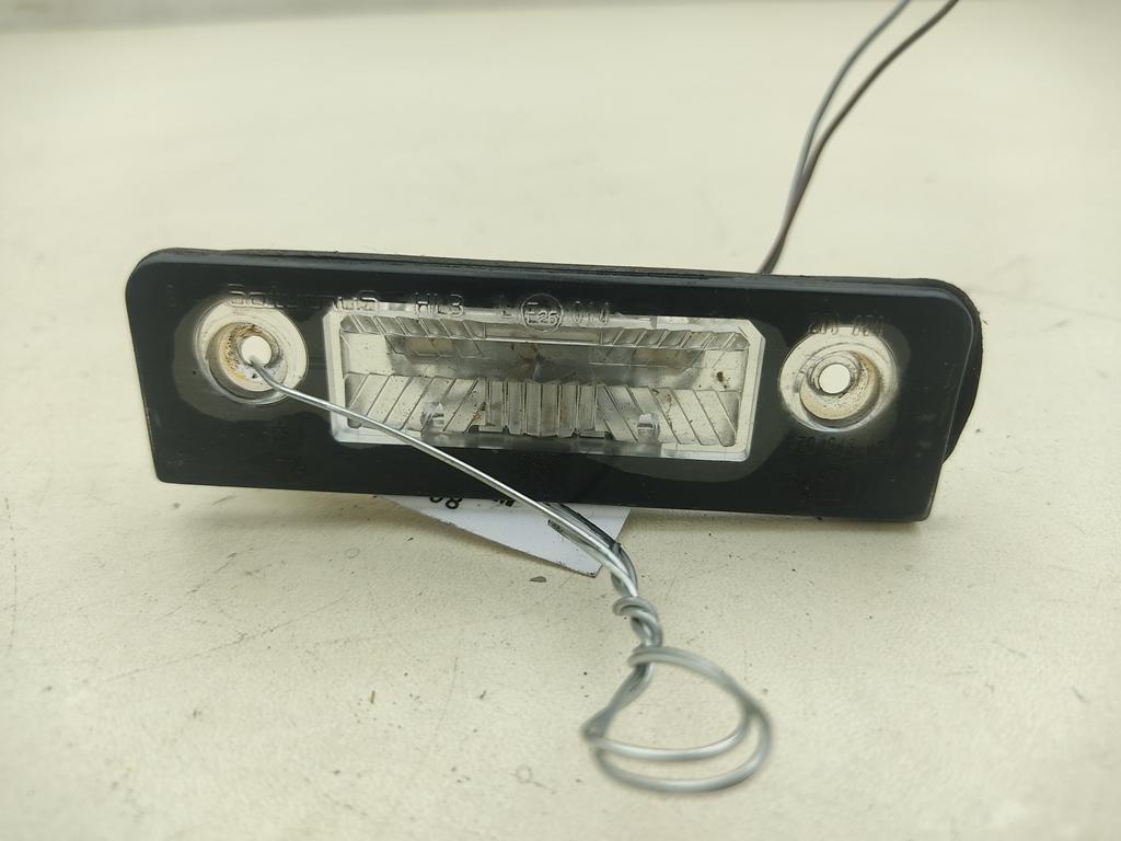 подсветка номера Skoda Octavia mk2 (A5 1Z) 2006, 2.0 л., дизель, АКПП, зелёный, универсал, 1Z0943021 - фото №1