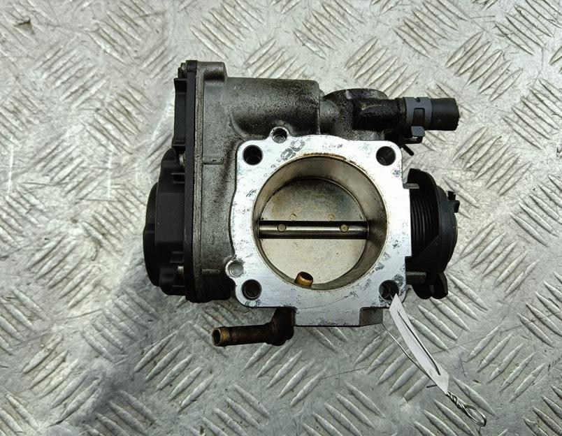 заслонка дроссельная Volkswagen Bora 1 поколение 2000, 2.0 л., бензин, МКПП, серый, универсал, 06A133062H - фото №1