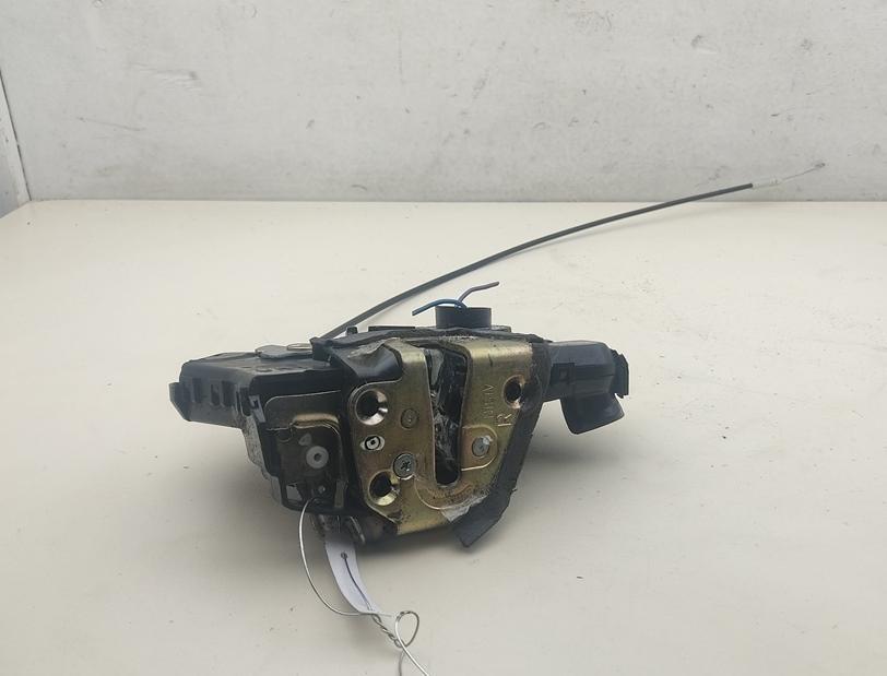 замок двери передней правой Toyota Avensis 2004, 2.0 л., дизель, МКПП, чёрный, универсал