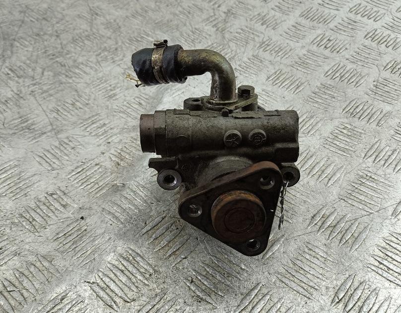 Насос гидроусилителя руля Volkswagen Passat B5 1998, 1.8 л., бензин, МКПП, чёрный, универсал, 8D0145156L - фото №1