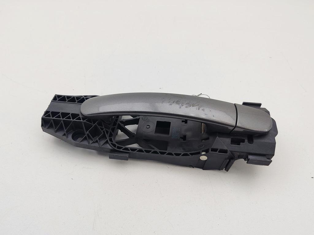 ручка наружная передняя правая Volkswagen Tiguan 2014, 2.0 л., дизель, МКПП, серый, внедорожник 5 дв., 5N0839885H