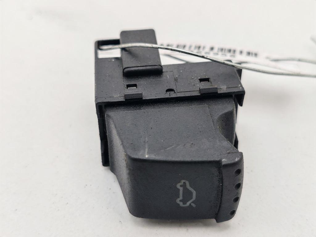 кнопка открытия багажника Volkswagen Passat B5+ (GP) 2001, 1.9 л., дизель, МКПП, синий, универсал, 1J0959831A