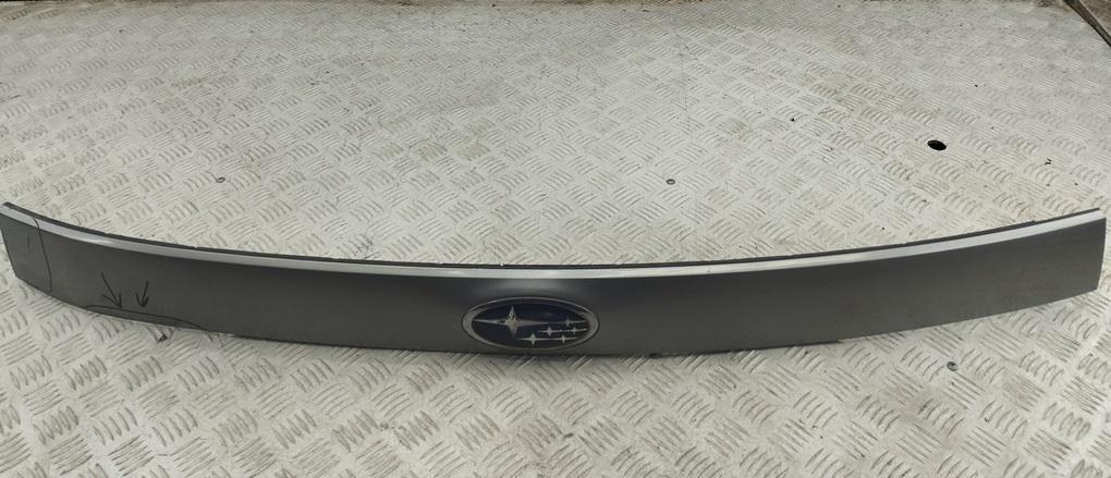 накладка подсветки номера Subaru Forester 3 поколение (SH) 2008, 2.0 л., дизель, МКПП, серый, внедорожник 5 дв. - фото №1