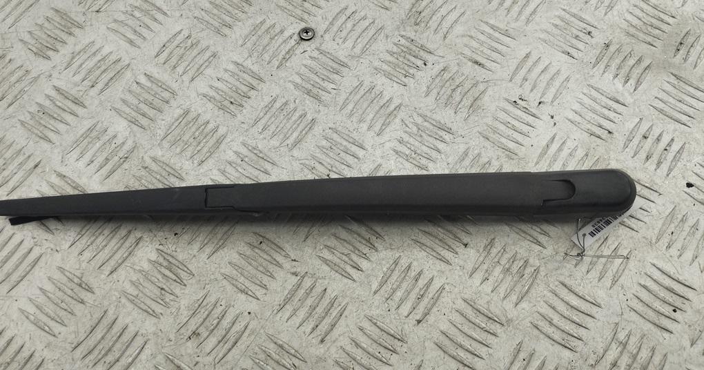 Щеткодержатель (поводок стеклоочистителя) задний Toyota Avensis 2004, 2.0 л., дизель, МКПП, чёрный, универсал
