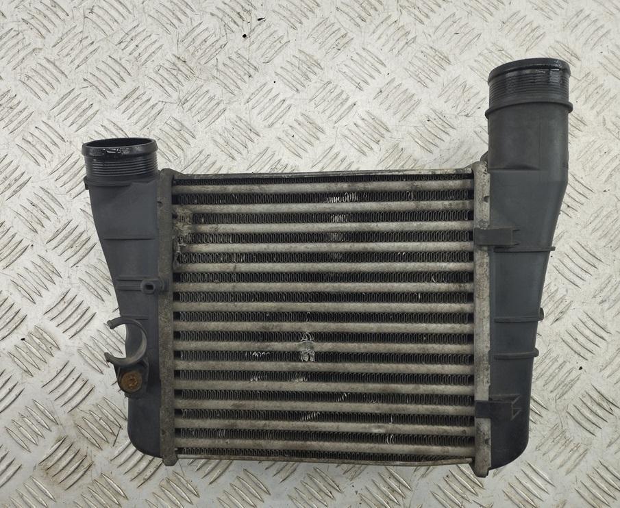радиатор интеркулера Audi A4 B7 2005, 2.0 л., дизель, МКПП, чёрный, универсал, 8E0145805AA