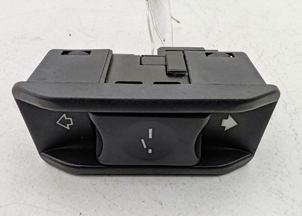 кнопка открывания люка BMW 3 E46 2002, 2.0 л., бензин, МКПП, серый, седан, 6907288