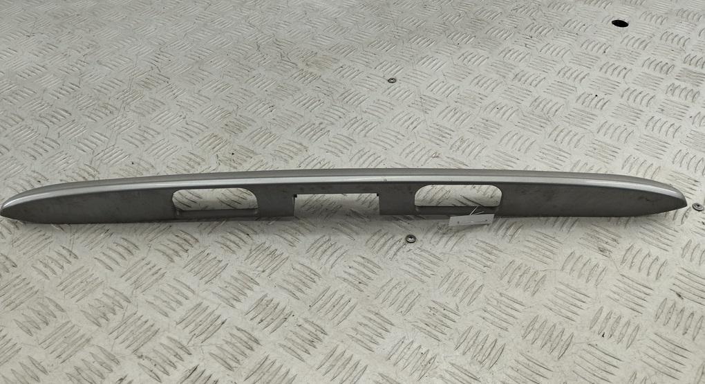 накладка подсветки номера Peugeot 307 1 поколение 2002, 1.6 л., бензин, МКПП, серый, универсал, 9638615777 - фото №1