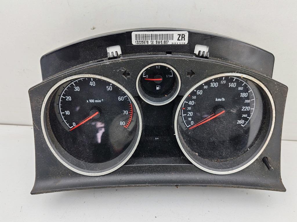 приборная панель Opel Zafira B 2005, 1.8 л., бензин, МКПП, серый, минивэн, 13225978
