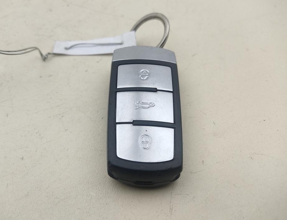 ключ Volkswagen Passat B6 2007, 2.0 л., дизель, МКПП, серый, седан