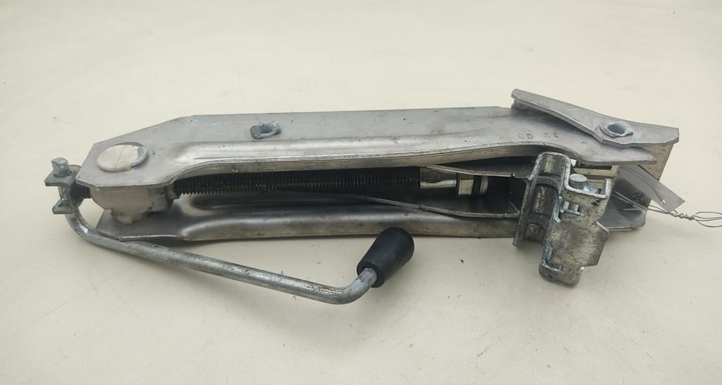 домкрат Volkswagen Bora 2000, 2.0 л., бензин, МКПП, серый, универсал, 8L0011031A