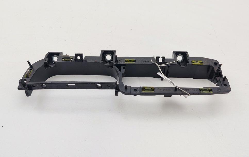 Корпус (держатель) ручки двери передней левой Volkswagen Passat B5+ (GP) 2001, 1.6 л., бензин, МКПП, серый, универсал, 3B1867179B