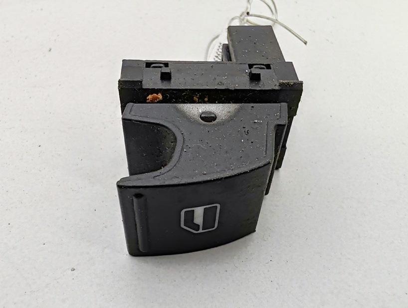 кнопка стеклоподъемника переднего правого Volkswagen Passat B6 2007, 2.0 л., дизель, МКПП, синий, универсал, 7L6959855B