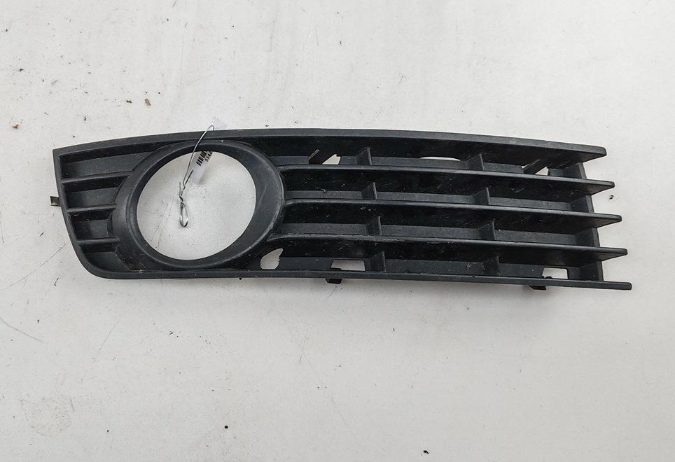рамка фары противотуманной правой Audi A4 B6 2002, 2.0 л., бензин, МКПП, серый, универсал, 8E0807682A
