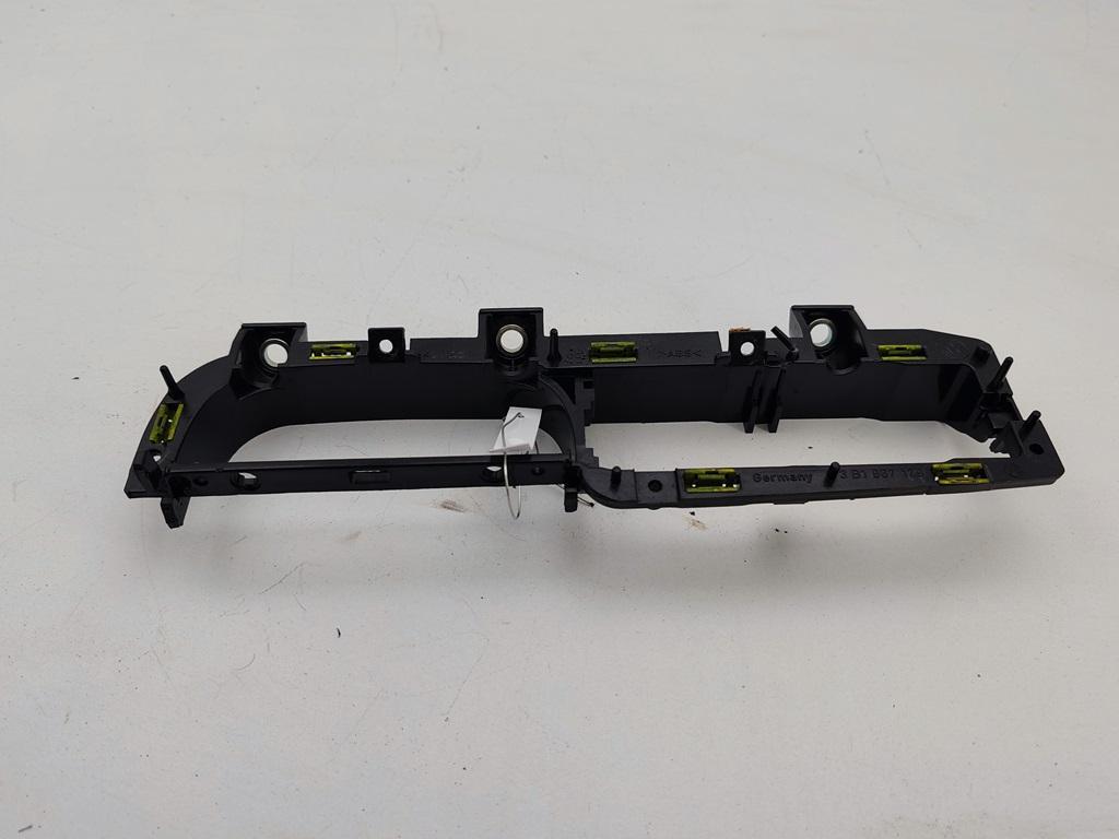 Корпус (держатель) ручки двери передней левой Volkswagen Passat B5+ (GP) 2002, 2.0 л., бензин, МКПП, серый, универсал, 3B1867179B