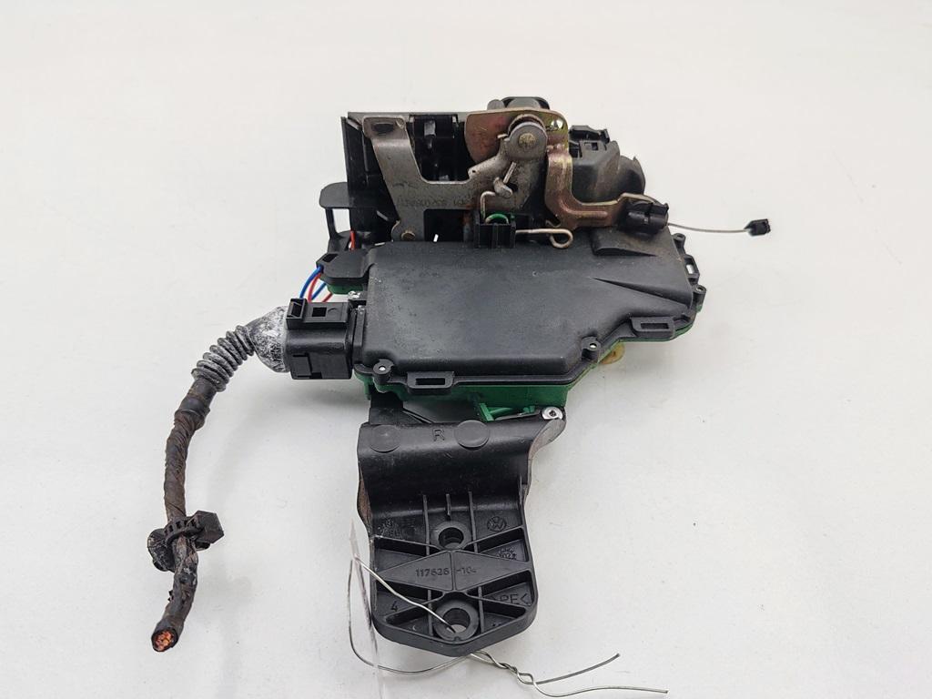 замок двери передней правой Volkswagen Passat B5+ (GP) 2002, 2.0 л., бензин, МКПП, серый, универсал, 3B1837016AD
