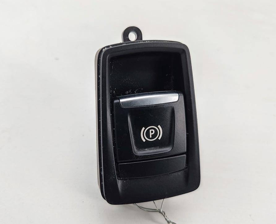 кнопка ручного тормоза (ручника) BMW 2 Tourer F45/F46 2016, 1.5 л., бензин, МКПП, чёрный, минивэн, 6822524